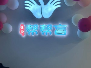 一男一女在房子里打扑克牌，放松身心，快乐无限